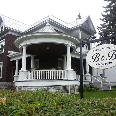 Le Petit Chateau Montebello B&B Esterno foto
