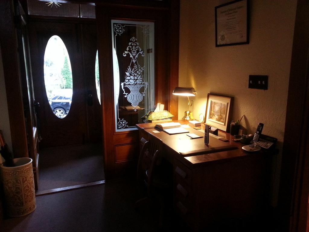 Le Petit Chateau Montebello B&B Esterno foto