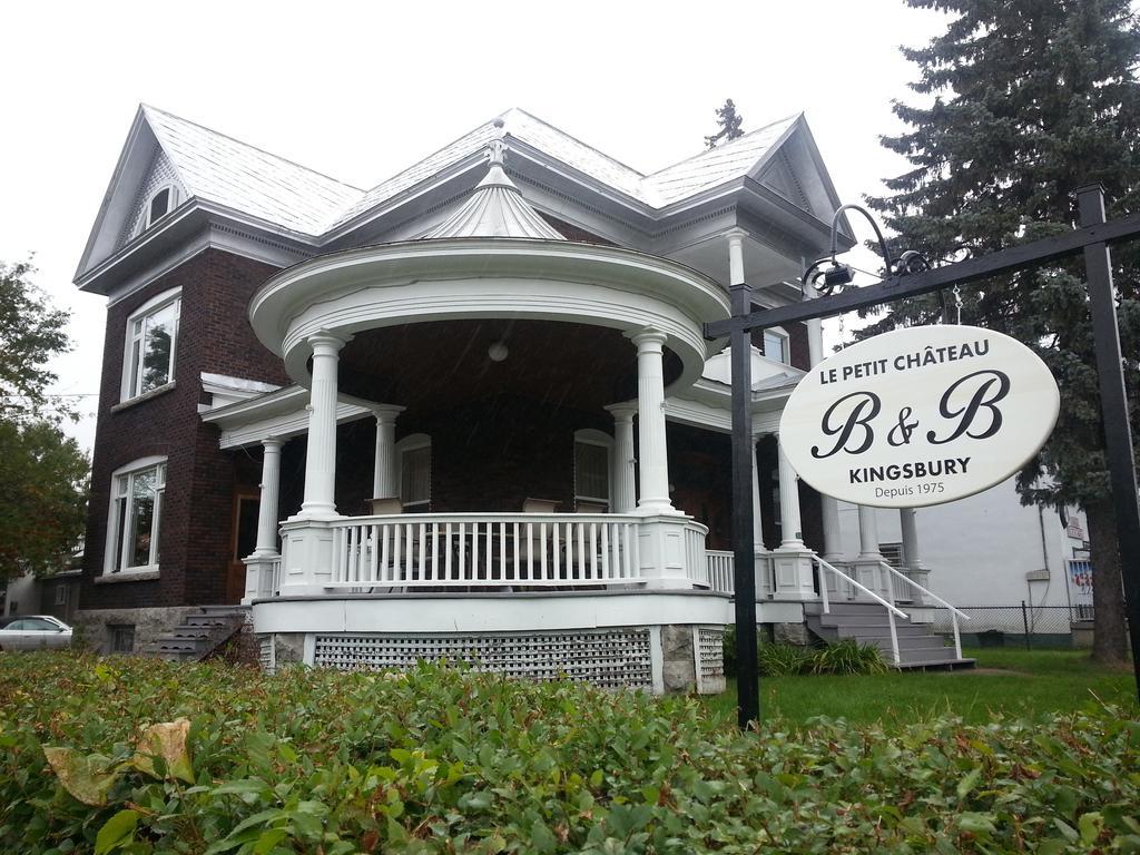 Le Petit Chateau Montebello B&B Esterno foto