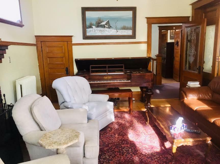 Le Petit Chateau Montebello B&B Esterno foto