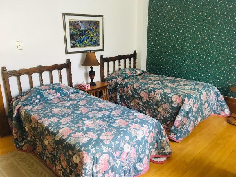 Le Petit Chateau Montebello B&B Esterno foto