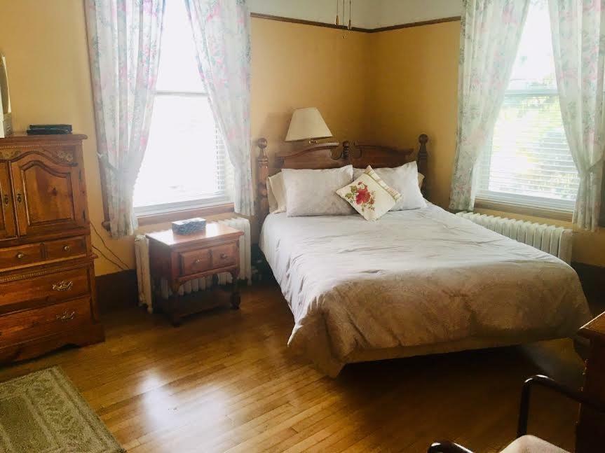 Le Petit Chateau Montebello B&B Esterno foto