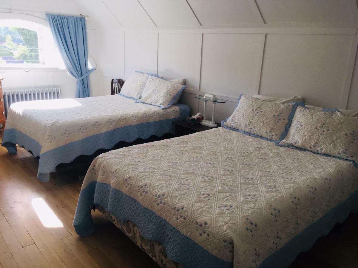 Le Petit Chateau Montebello B&B Esterno foto