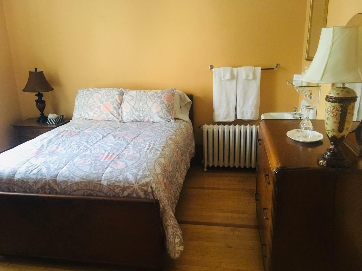Le Petit Chateau Montebello B&B Esterno foto