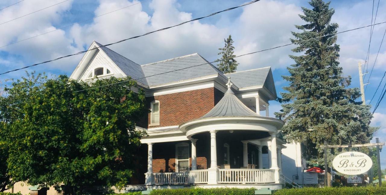 Le Petit Chateau Montebello B&B Esterno foto
